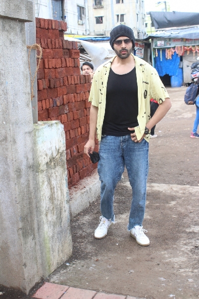Mumbai: Kartik Aaryan Spotted at Versova jetty on Sunday August 01, 2021.(Photo: Sanjay Tiwari/IANS)