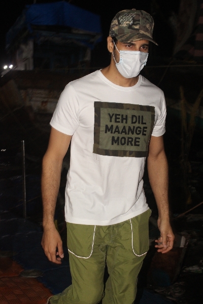 Mumbai: Sidharth Malhotra Snapped at Versova Jetty on Saturday July 31, 2021.(Photo: Sanjay Tiwari/IANS)