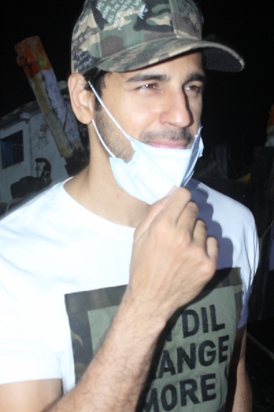 Mumbai: Sidharth Malhotra Snapped at Versova Jetty on Saturday July 31, 2021.(Photo: Sanjay Tiwari/IANS)