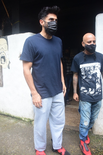 Mumbai: Aditya Roy Kapoor spotted at hakim Alim salon in bandra on Tuesday August 03, 2021.(Photo: Sanjay Tiwari/IANS)
