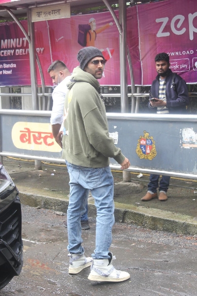 Mumbai: Kartik Aaryan Spotted at Bandra on Wednesday August 04, 2021.(Photo: Sanjay Tiwari/IANS)