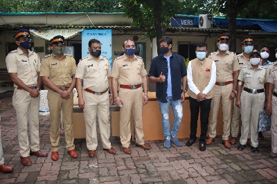 Mumbai: Dr. Aneel Kashi Murarka, Vivek Oberoi, Anusha S Iyer & Siraj Inamdar Distribute Raincoats To Cops in Mumbai  on Thursday August 05, 2021.(Photo: Sanjay Tiwari/IANS)