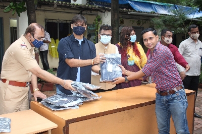 Mumbai: Dr. Aneel Kashi Murarka, Vivek Oberoi, Anusha S Iyer & Siraj Inamdar Distribute Raincoats To Cops in Mumbai  on Thursday August 05, 2021.(Photo: Sanjay Tiwari/IANS)