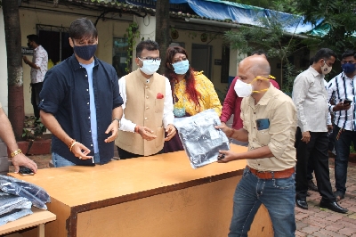 Mumbai: Dr. Aneel Kashi Murarka, Vivek Oberoi, Anusha S Iyer & Siraj Inamdar Distribute Raincoats To Cops in Mumbai  on Thursday August 05, 2021.(Photo: Sanjay Tiwari/IANS)