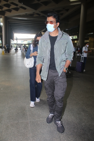 Mumbai: Sonu Sood n his wife spotted at airport arrival  on saturday August 05, 2021.(Photo: Sanjay Tiwari/IANS)