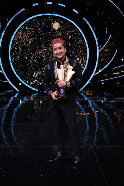 Pawandeep Rajan wins the 'Indian Idol 12' trophy.