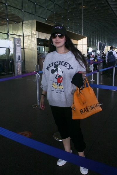 Mumbai: Ameesha Patel spotted at airport departure on Wednesday, August 18, 2021.(Photo: Sanjay Tiwari/IANS)