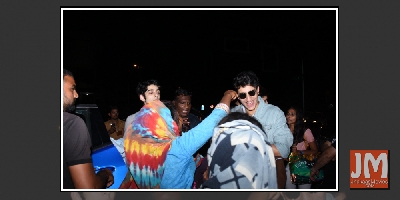 Saif, Akshay's sons get mobbed by street children