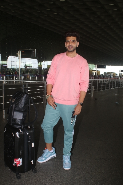 Mumbai: Karan Kundra spotted at airport departure on Sunday, August 22, 2021.(Photo: Sanjay Tiwari/IANS)