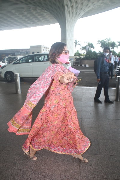 Mumbai: Rashmi desai spotted at airport departure on Sunday, August 22, 2021.(Photo: Sanjay Tiwari/IANS)