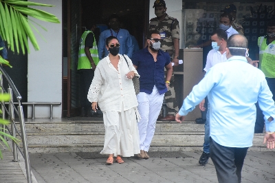 Mumbai: Kareena saif ali khan spotted at Kalina airport on Sunday, August 22, 2021.(Photo: Sanjay Tiwari/IANS)