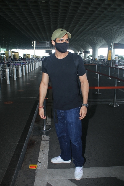 Mumbai: Rohit Malik and aditi Malik spotted at airport departure on Tuesday, August 24, 2021.(Photo: Sanjay Tiwari/IANS)