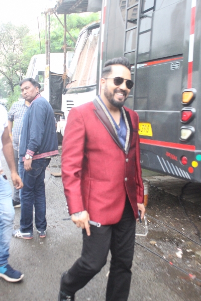 Mumbai: Zee Comedy Show's set for a photo-op with special guests Raveena Tandon and Mallika Sherawat on Monday, August 30, 2021.(Photo: Sanjay Tiwari/IANS)