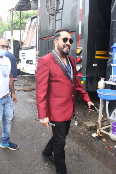 Mumbai: Zee Comedy Show's set for a photo-op with special guests Raveena Tandon and Mallika Sherawat on Monday, August 30, 2021.(Photo: Sanjay Tiwari/IANS)