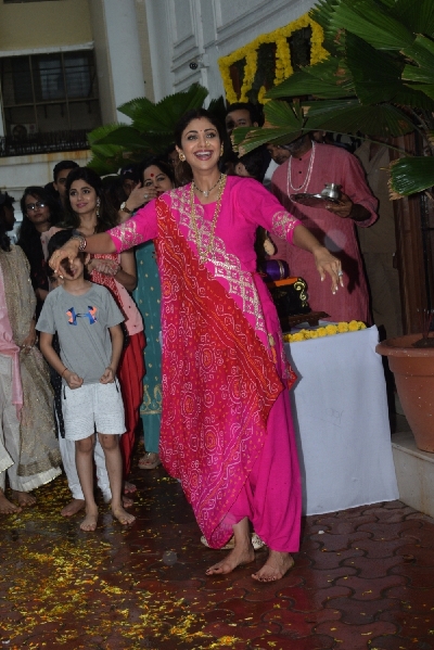 Mumbai: Actress Shilpa Shetty during Ganesh idol immersions in Mumbai on Sep 3, 2019. (Photo: IANS)