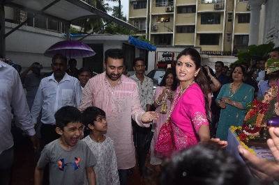 Mumbai: Actress Shilpa Shetty Kundra with her husband Raj Kundra and son Viaan Raj Kundra during Ganesh 'Visarjan' in Mumbai on Sep 3, 2019. (Photo: IANS)