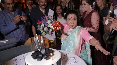 Dubai: Veteran singer Asha Bhosle celebrates her 86th birthday amidst family and fans in Dubai, on Sep 9, 2019. (Photo: IANS)