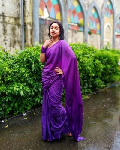 While Mumbai has been receiving heavy rainfall from past couple of months, actress Sumona Chakravarti is seen setting style goals during the monsoon season. The 