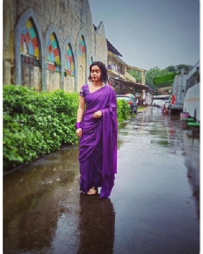 While Mumbai has been receiving heavy rainfall from past couple of months, actress Sumona Chakravarti is seen setting style goals during the monsoon season. The 