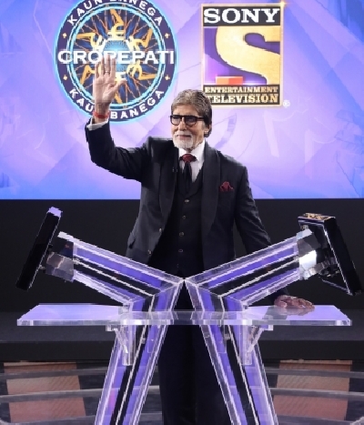 Megastar Amitabh Bachchan recalled his bus ride days in Delhi with 
