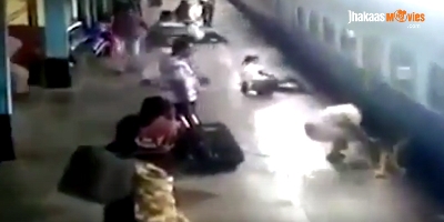 Police Man rescues a woman at lonavala railway station cctv video