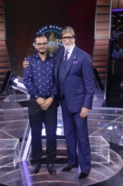 Actor Amitabh Bachchan along with Sanoj Raj 1st Crorepati of Kaun Banega Crorepati.