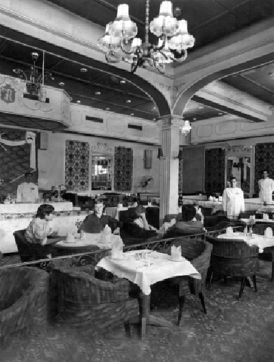 Actors Saira Banu, Dilip Kumar with Joshua at Trincas in 1970, at the time of the making of the film 