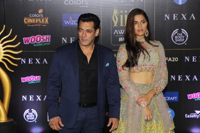 Mumbai: Actor Salman Khan and filmmaker Mahesh Manjrekar's daughter Saiee at the Green Carpet of 20th IIFA Awards, in Mumbai on Sep 18, 2019. (Photo: IANS)