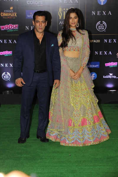 Mumbai: Actor Salman Khan and filmmaker Mahesh Manjrekar's daughter Saiee at the Green Carpet of 20th IIFA Awards, in Mumbai on Sep 18, 2019. (Photo: IANS)