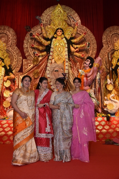 Mumbai: Actresses Kajol and Tanishaa Mukerji with thier mother Tanuja at a Durga Puja pandal in Juhu Mumbai on Oct 4, 2019. (Photo: IANS)
