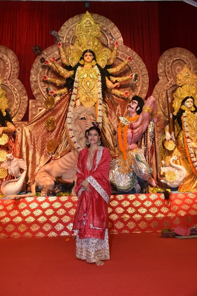 Mumbai: Actresses Kajol and Tanishaa Mukerji with thier mother Tanuja at a Durga Puja pandal in Juhu Mumbai on Oct 4, 2019. (Photo: IANS)