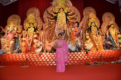 Mumbai: Actresses Kajol and Tanishaa Mukerji with thier mother Tanuja at a Durga Puja pandal in Juhu Mumbai on Oct 4, 2019. (Photo: IANS)