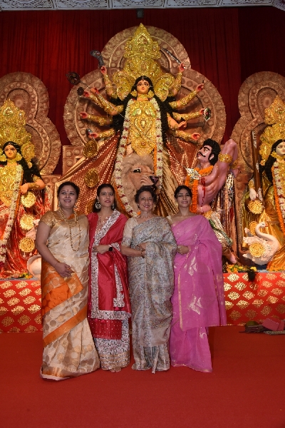 Mumbai: Actresses Kajol and Tanishaa Mukerji with thier mother Tanuja at a Durga Puja pandal in Juhu Mumbai on Oct 4, 2019. (Photo: IANS)