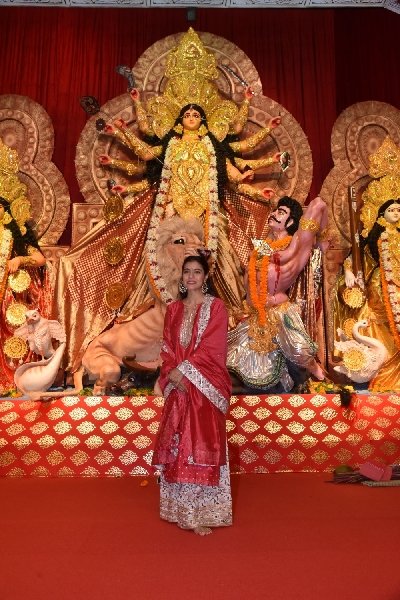 Mumbai: Actresses Kajol and Tanishaa Mukerji with thier mother Tanuja at a Durga Puja pandal in Juhu Mumbai on Oct 4, 2019. (Photo: IANS)