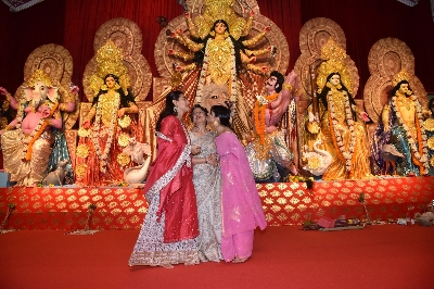 Mumbai: Actresses Kajol and Tanishaa Mukerji with thier mother Tanuja at a Durga Puja pandal in Juhu Mumbai on Oct 4, 2019. (Photo: IANS)