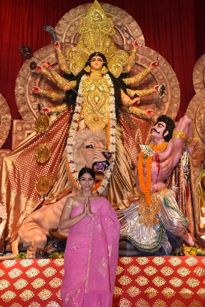 Mumbai: Actresses Kajol and Tanishaa Mukerji with thier mother Tanuja at a Durga Puja pandal in Juhu Mumbai on Oct 4, 2019. (Photo: IANS)