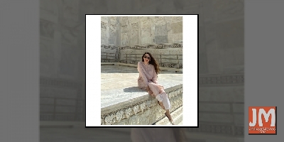 Karisma Kapoor is 'mesmerised' by beauty of the Taj