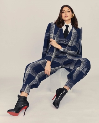 Actress Anushka Sharma took to Instagram to make a statement with her plaid jumpsuit look with formal twist, leaving actors Ranveer Singh and Arjun Kapoor gushing about her fashionable outing.