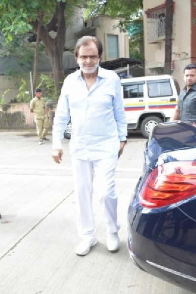 Mumbai: Actor Sanjay Khan arrives to cast his vote for Maharashtra Assembly elections, in Mumbai on Oct 21, 2019. (Photo: IANS)