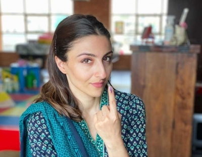 Mumbai: Actress Soha Ali Khan shows her inked finger after casting her vote for the Maharashtra Assembly elections, in Mumbai on Oct 21, 2019. (Photo: IANS)