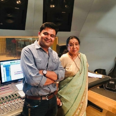 Lyricist Raj Shekhar and legendary singer Asha Bhosle.