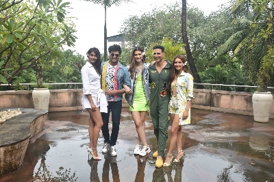 Mumbai: Actors Pooja Hegde, Riteish Deshmukh, Kriti Sanon, Akshay Kumar and Kriti Kharbanda during the promotions of their upcoming film "Housefull 4" in Mumbai on Oct 23, 2019. (Photo: IANS)