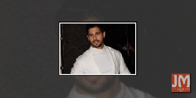 Sidharth Malhotra ties cooking prawn during social distancing