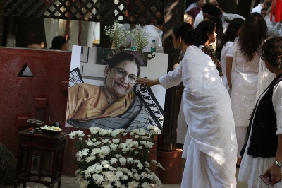 Mumbai: Actress Rekha at the funeral of Shaukat Azmi - veteran actress, wife of renowned Late Urdu poet and lyricist Kaifi Azmi and mother of actress Shabana Azmi - in Mumbai on Nov 23, 2019. (Photo: IANS)