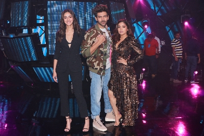 Mumbai: Actors Ananya Panday, Kartik Aaryan and Bhumi Pednekar at the promotions of upcoming film “Pati, Patni Aur Woh” on the sets of reality TV show "Indian Idol 11" in  Mumbai on Nov 25, 2019. (Photo: IANS)
