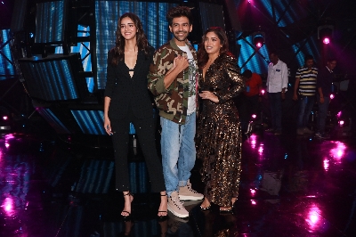 Mumbai: Actors Ananya Panday, Kartik Aaryan and Bhumi Pednekar at the promotions of upcoming film “Pati, Patni Aur Woh” on the sets of reality TV show "Indian Idol 11" in  Mumbai on Nov 25, 2019. (Photo: IANS)