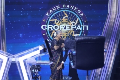 Philanthropist and Infosys Foundation chairperson Sudha Murthy and actor Amitabh Bachchan at the final episode of 