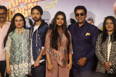 Mumbai: Actress Padmini Kolhapure with son Priyank Sharma and actor Ravi Kishan with daughter Riva Kishan at the trailer launch of film "Sab Kushal Mangal" in Mumbai on Dec 3, 2019. (Photo: IANS)