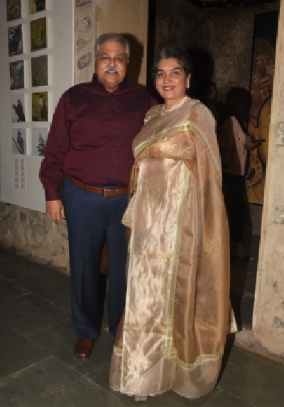 Big B pens foreword for Roopkumar Rathod