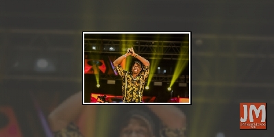 Dwayne Bravo gifts autographed T-shirt to Kamal Haasan